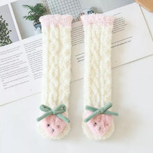 Laden Sie das Bild in den Galerie-Viewer, Flauschige Wintersocken für Babys
