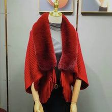 Laden Sie das Bild in den Galerie-Viewer, Gestricktes, lockeres Kaninchenfellimitat mit Schal
