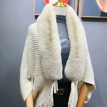 Laden Sie das Bild in den Galerie-Viewer, Gestricktes, lockeres Kaninchenfellimitat mit Schal
