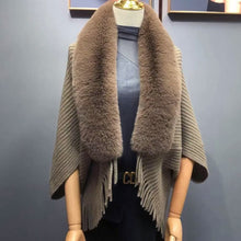 Laden Sie das Bild in den Galerie-Viewer, Gestricktes, lockeres Kaninchenfellimitat mit Schal
